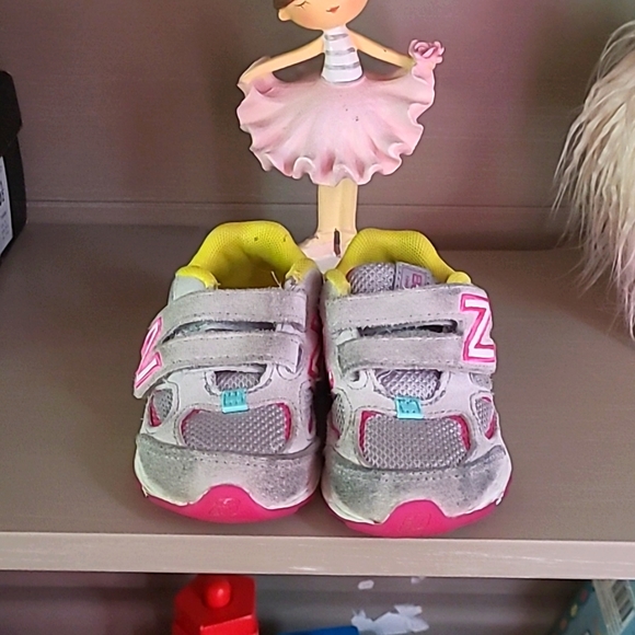New Balance Tennis shoes - Picture 1 of 4